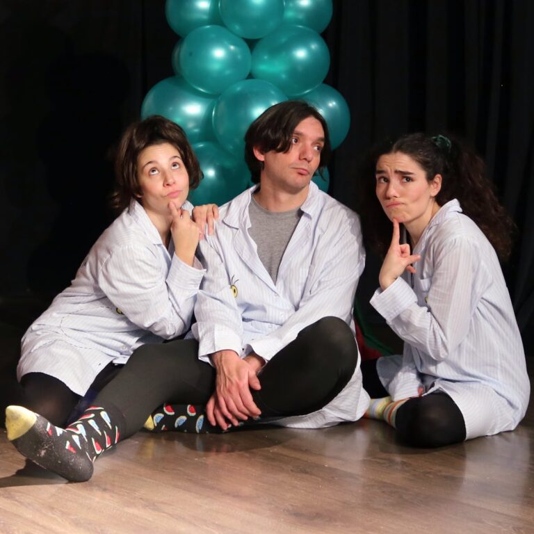 Correveidiles teatro, obra el mejor regalo